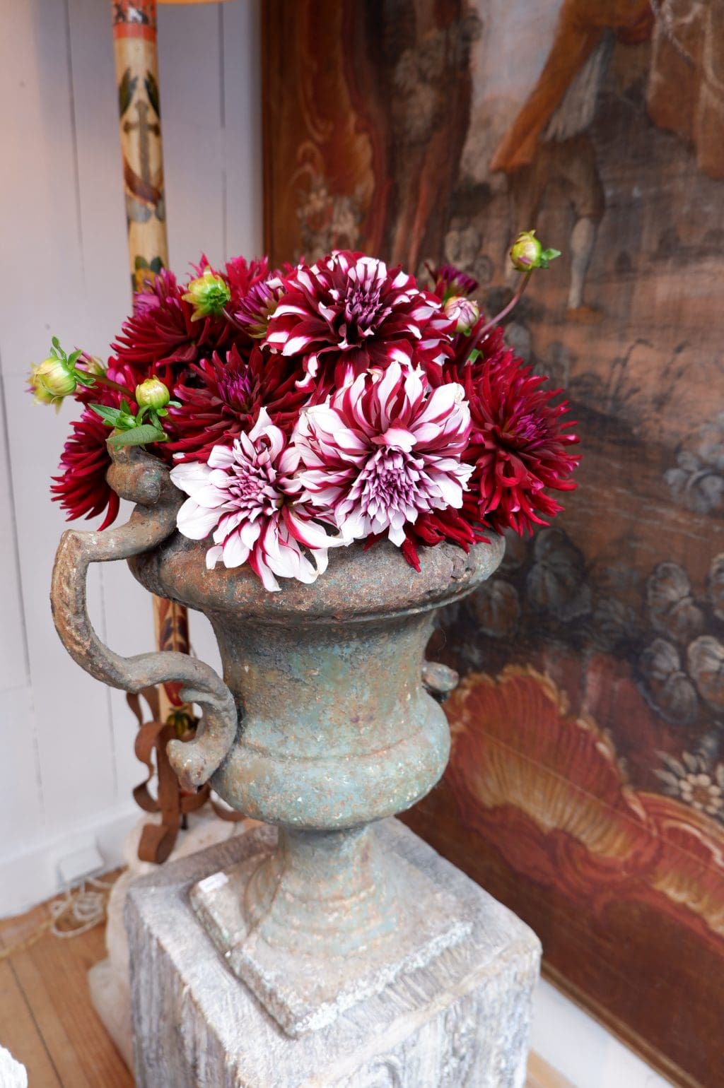 Une paire de petits vases à anses en fonte verte d'époque XVIIIe – Image 4