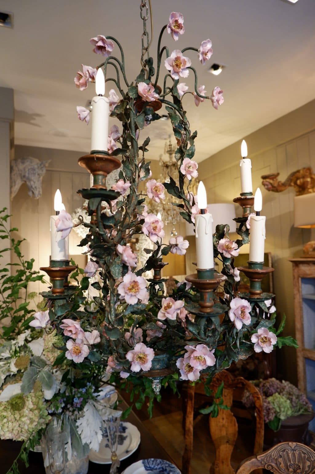 Grand lustre Italien en métal peint fleurs de pommiers ca.1900