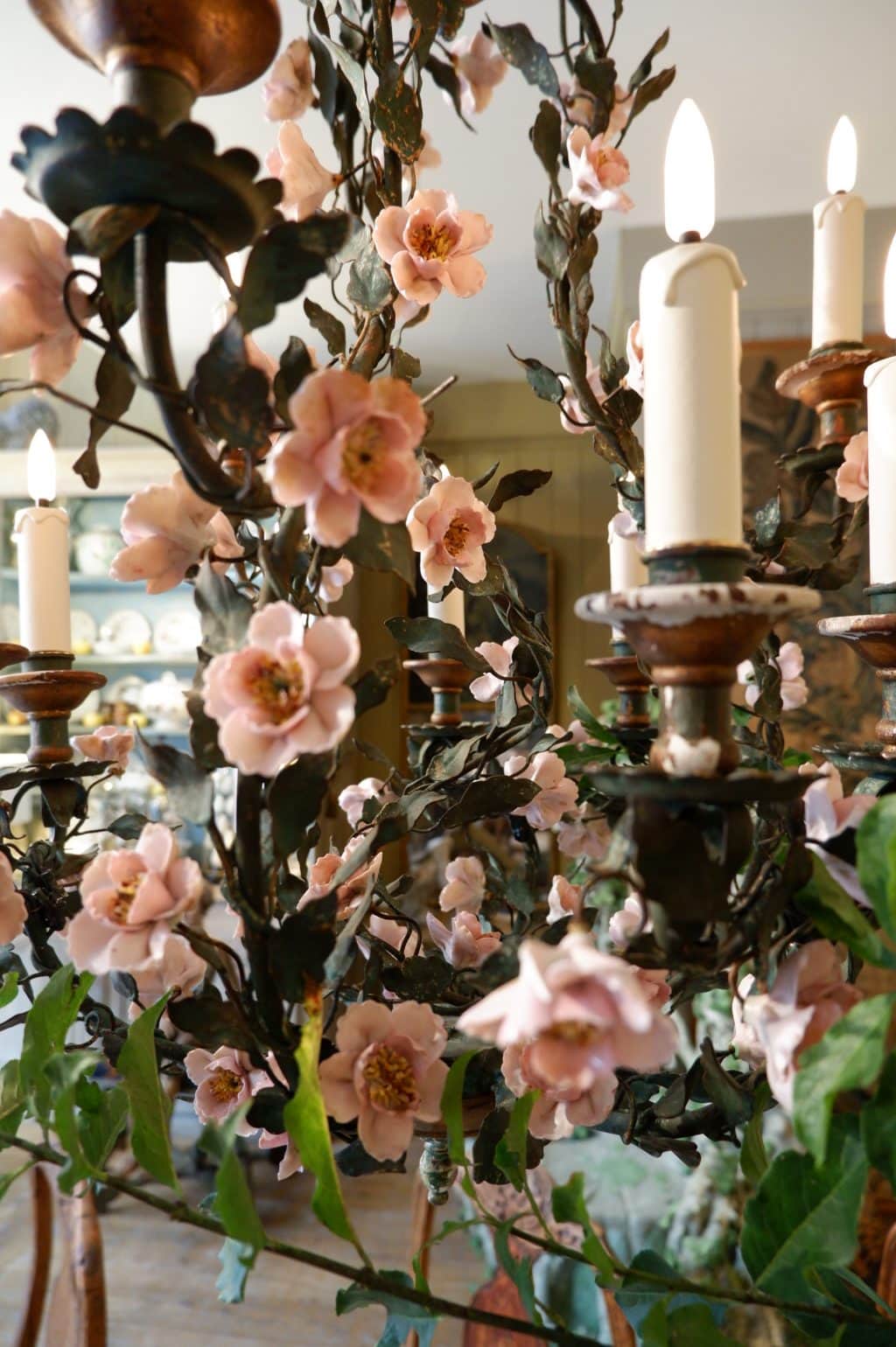 Grand lustre Italien en métal peint fleurs de pommiers ca.1900 – Image 6