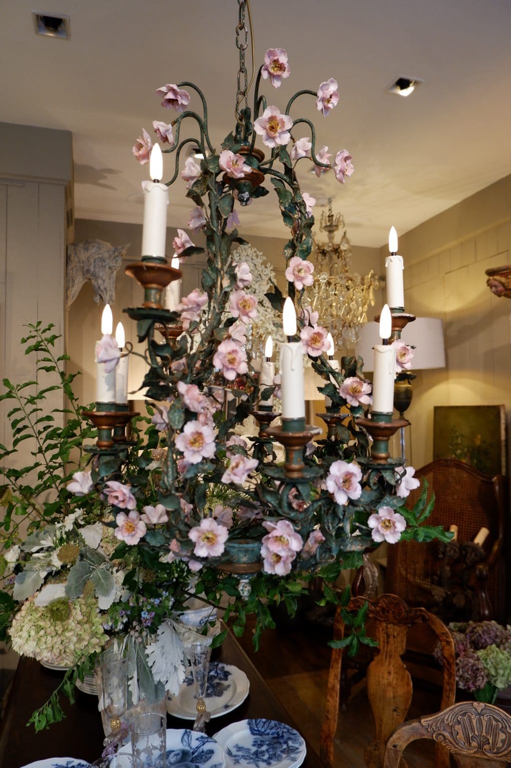 Grand lustre Italien en métal peint fleurs de pommiers ca.1900 – Image 5