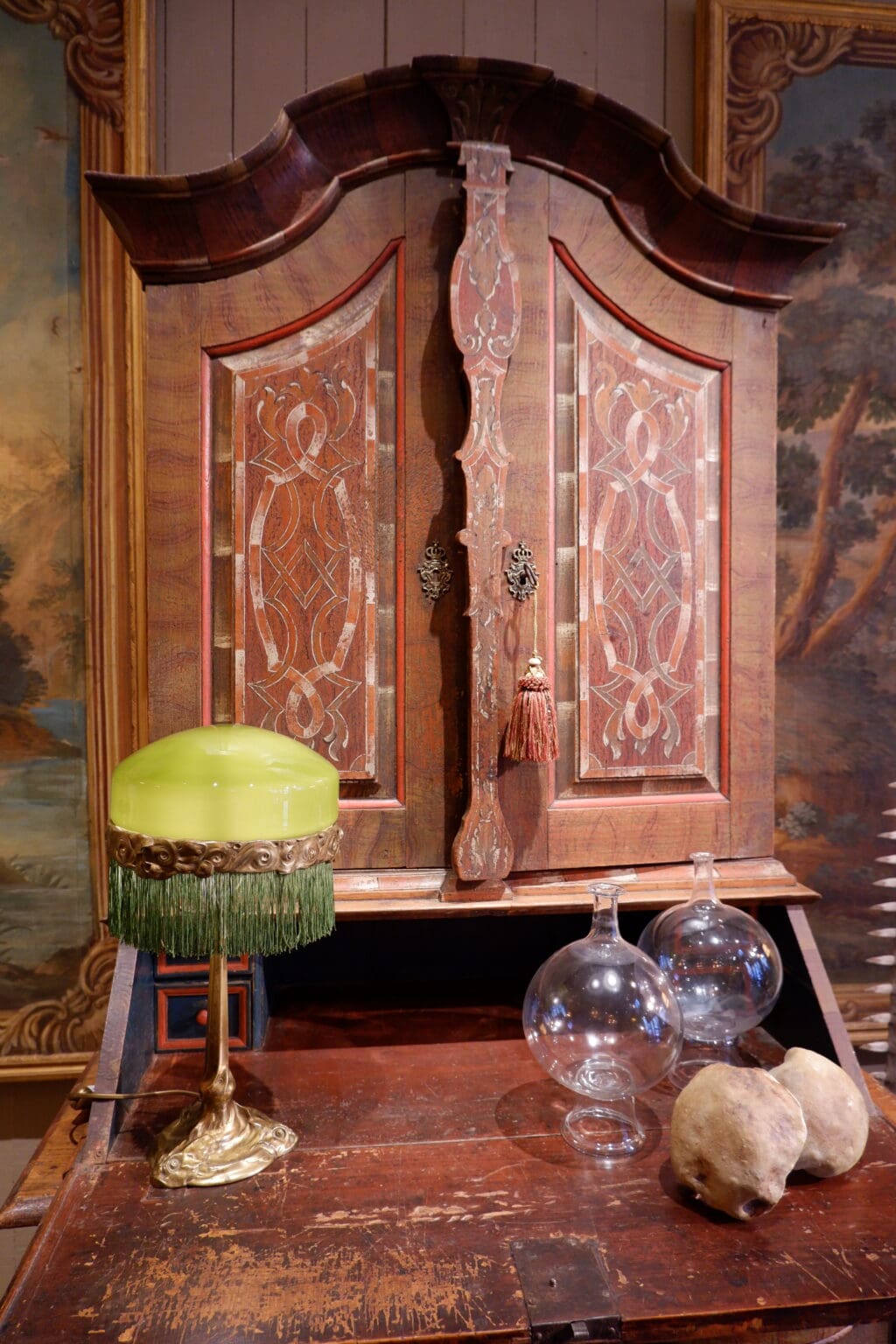 Table lamp with gilded bronze tritons and opaline glass - bladder green + fringe - Sweden ca.1910 - Image 5