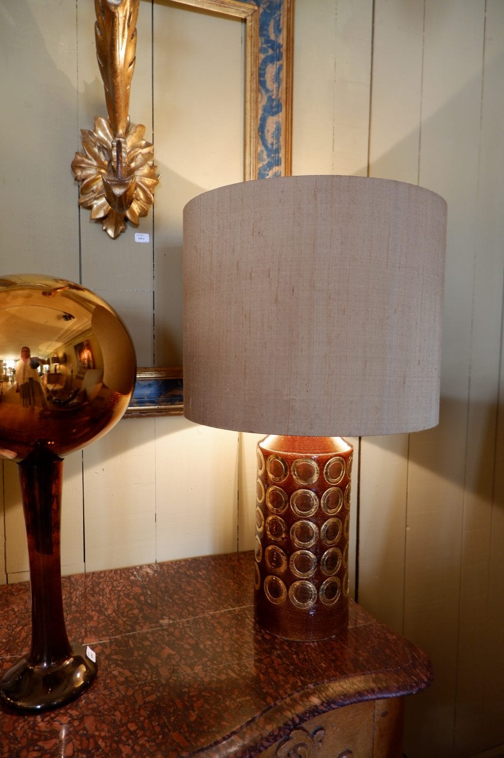 PAIRE DE LAMPES EN CERAMIQUE BRUNE EMAILLEE & PASTILLES CUIVRE PAR BERGBOMS CA,1960 – Image 3