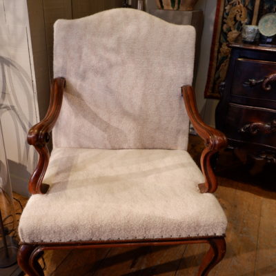 Paire de fauteuils Genois periode Louis XV recouvert de lainage