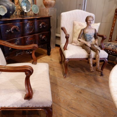 Paire de fauteuils Genois periode Louis XV recouvert de lainage