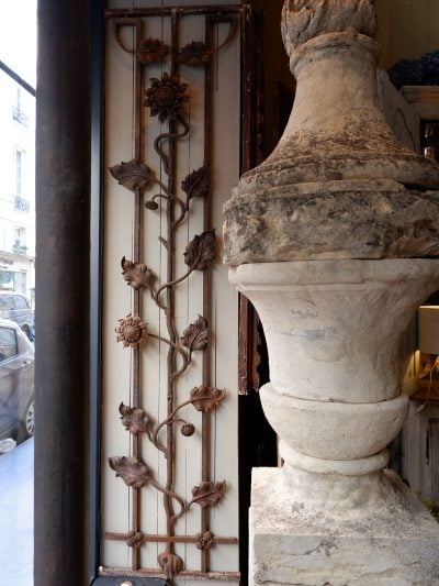 Paire de très grandes grilles en fonte motif de tournesols France XIXe