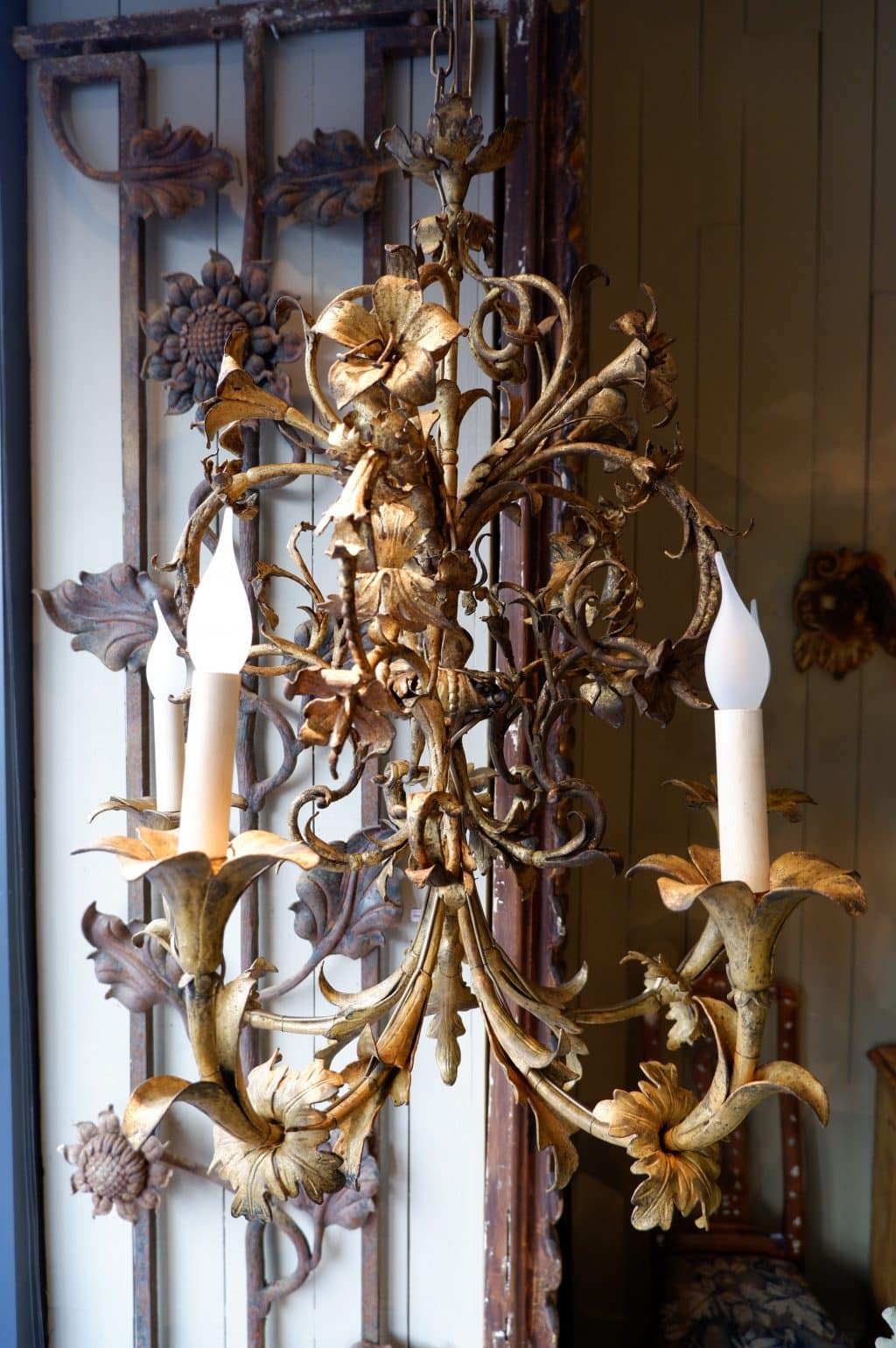 Lustre "fleurs de lys & feuilles d'acanthes" en métal patine dorée - Italie XIXe – Image 3