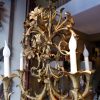 Lustre "fleurs de lys & feuilles d'acanthes" en métal patine dorée - Italie XIXe