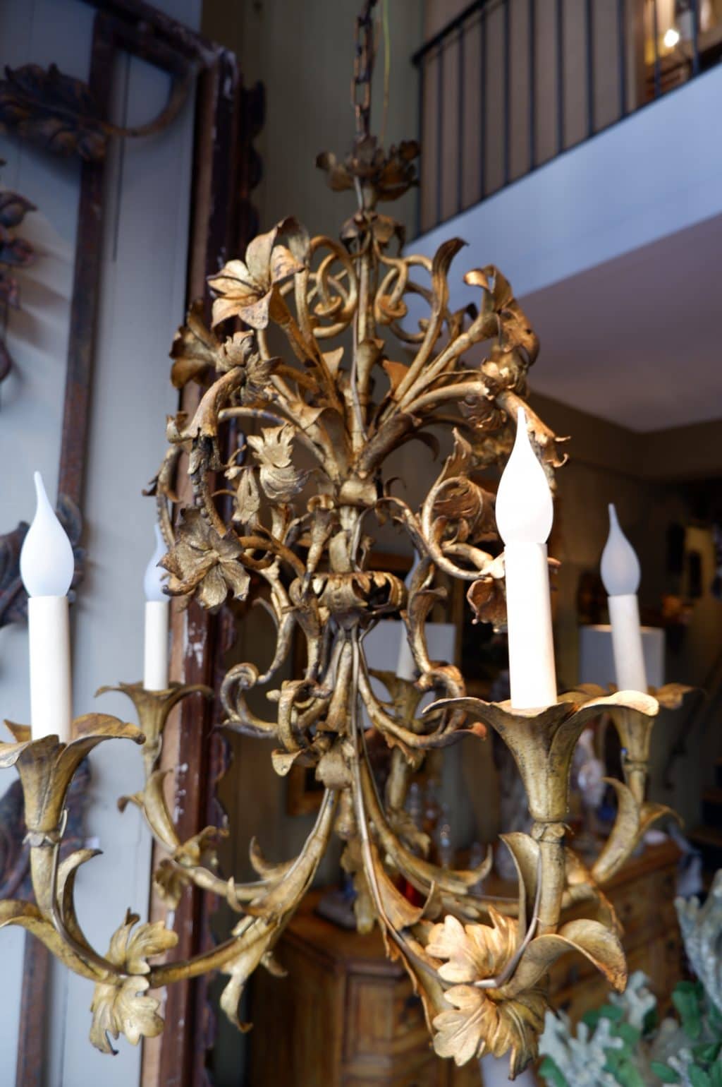 Lustre "fleurs de lys & feuilles d'acanthes" en métal patine dorée - Italie XIXe