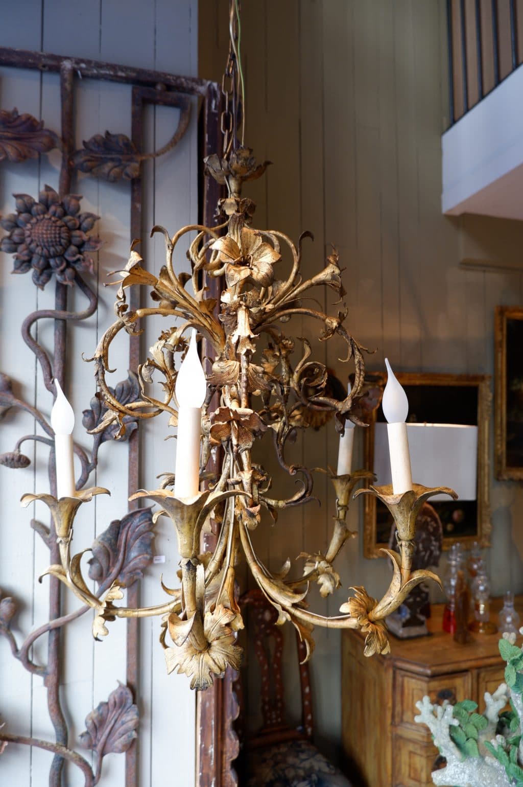 Lustre "fleurs de lys & feuilles d'acanthes" en métal patine dorée - Italie XIXe – Image 4