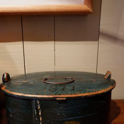 Petit boite à pétrin suédoise patine bleue foncé ca.1800