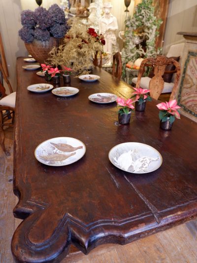 GRANDE TABLE EN CHATAIGNIER PIEDS ORNE DE GLANDS DE CHENE FIN XVIIE