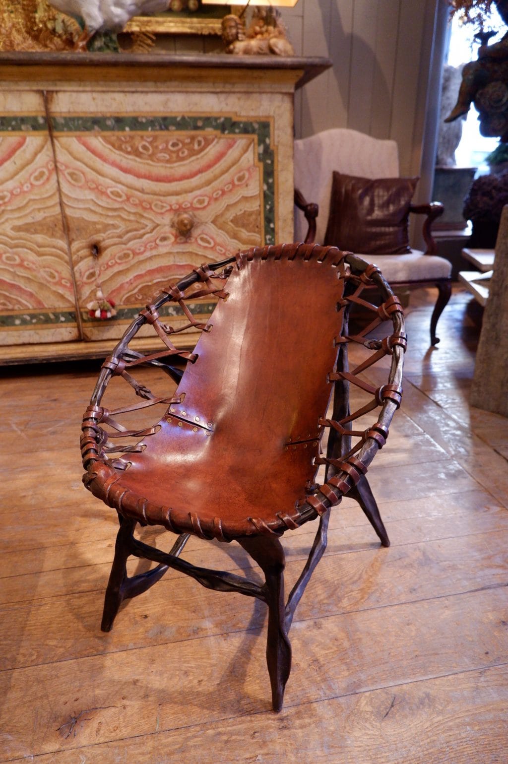Fauteuil métal et cuir patiné par Francois Thevenin