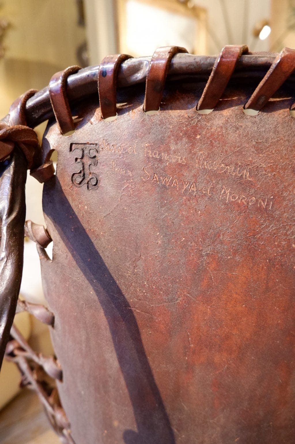 Fauteuil métal et cuir patiné par Francois Thevenin – Image 3