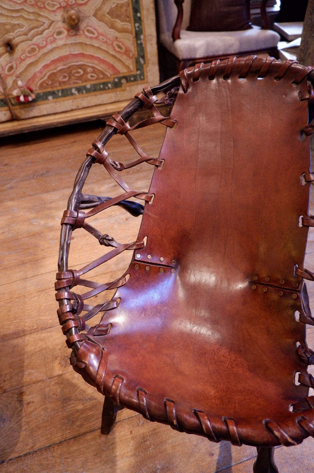 Fauteuil métal et cuir patiné par Francois Thevenin – Image 2