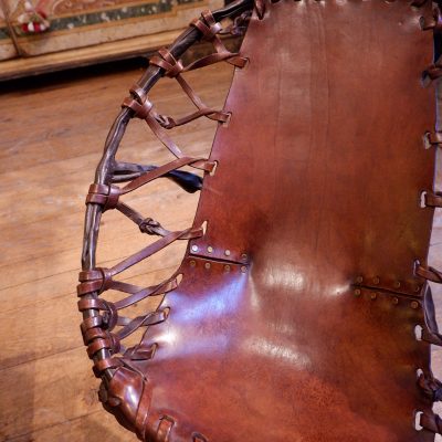 Fauteuil métal et cuir patiné par Francois Thevenin