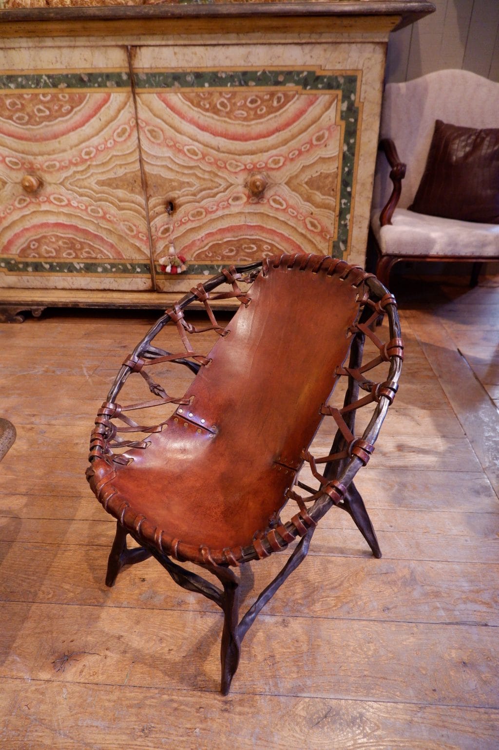Fauteuil métal et cuir patiné par Francois Thevenin – Image 5