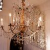 Grand chandelier Genois en bois doré sculpté et pampilles de verre multicolore ca.1880
