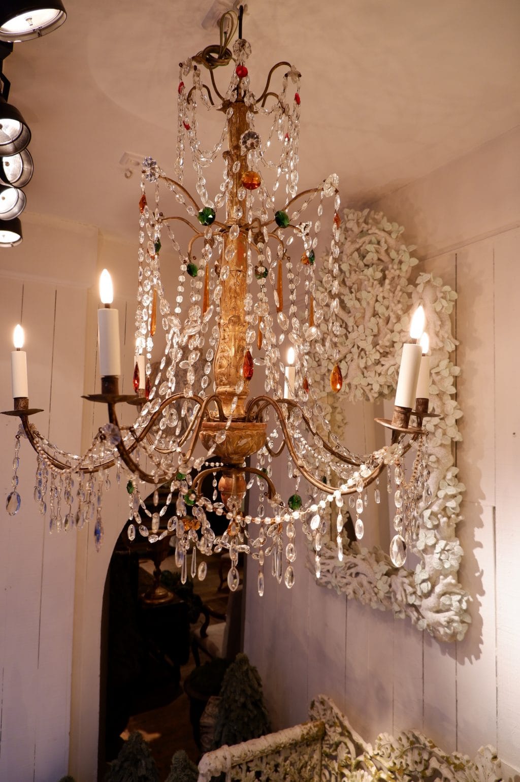 Grand chandelier Genois en bois doré sculpté et pampilles de verre multicolore ca.1880