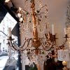 Grand chandelier Genois en bois doré sculpté et pampilles de verre multicolore ca.1880 – Image 8