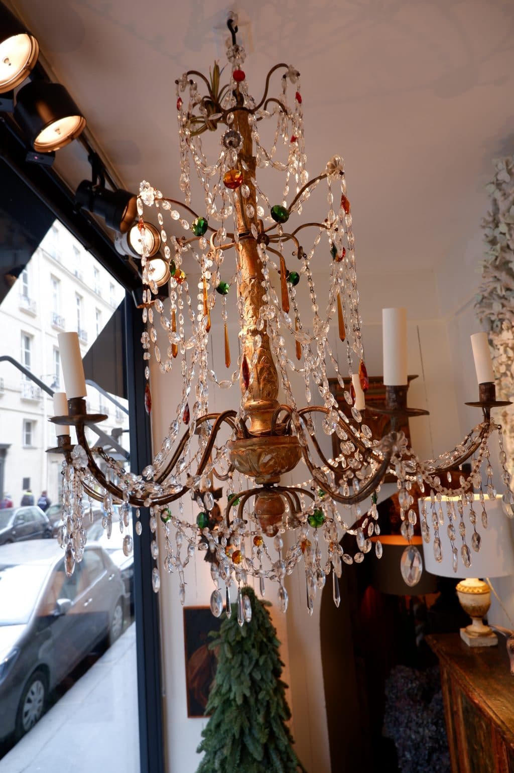 Grand chandelier Genois en bois doré sculpté et pampilles de verre multicolore ca.1880 – Image 8