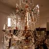 Grand chandelier Genois en bois doré sculpté et pampilles de verre multicolore ca.1880 – Image 2