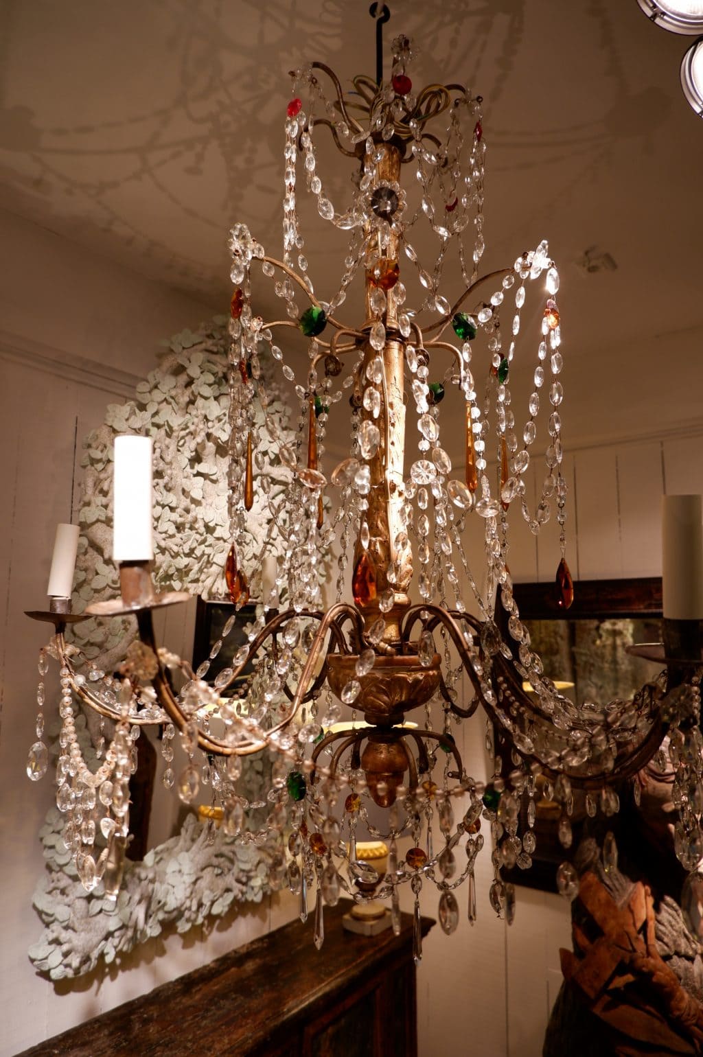 Grand chandelier Genois en bois doré sculpté et pampilles de verre multicolore ca.1880 – Image 2
