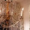 Grand chandelier Genois en bois doré sculpté et pampilles de verre multicolore ca.1880 – Image 3
