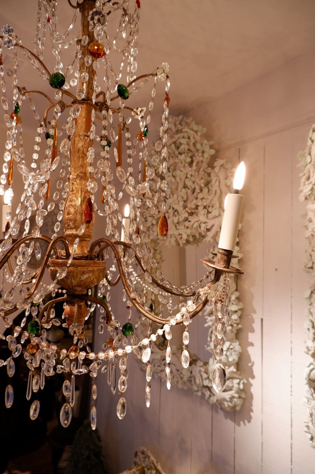 Grand chandelier Genois en bois doré sculpté et pampilles de verre multicolore ca.1880 – Image 3