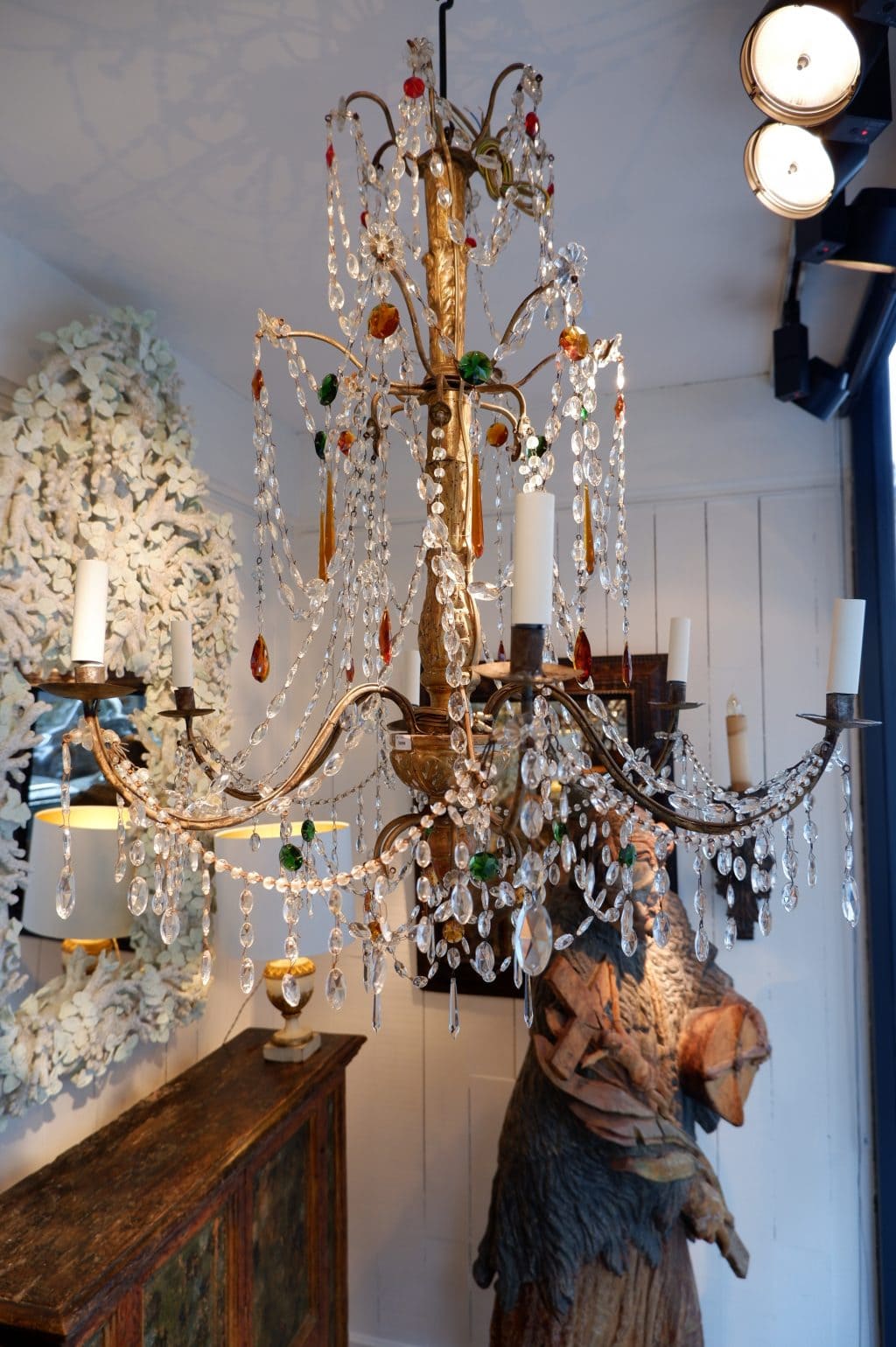 Grand chandelier Genois en bois doré sculpté et pampilles de verre multicolore ca.1880 – Image 4