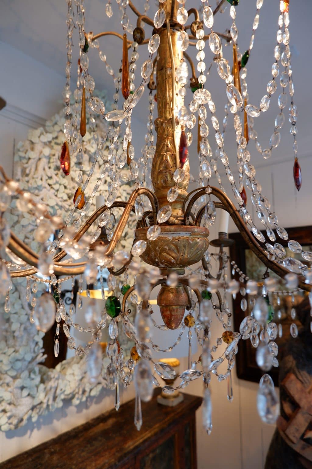 Grand chandelier Genois en bois doré sculpté et pampilles de verre multicolore ca.1880 – Image 5