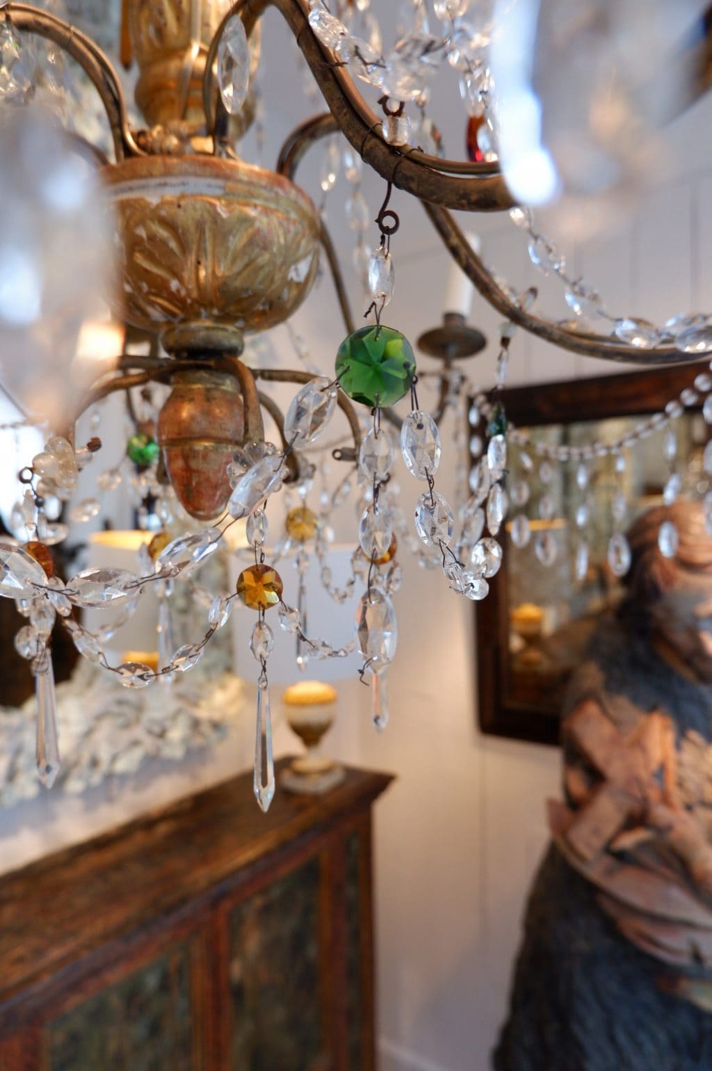 Grand chandelier Genois en bois doré sculpté et pampilles de verre multicolore ca.1880 – Image 7