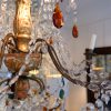 Grand chandelier Genois en bois doré sculpté et pampilles de verre multicolore ca.1880 – Image 6
