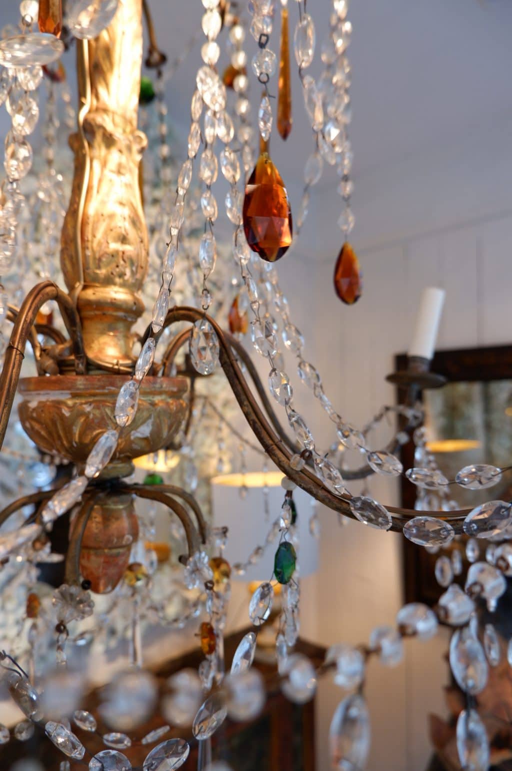 Grand chandelier Genois en bois doré sculpté et pampilles de verre multicolore ca.1880 – Image 6