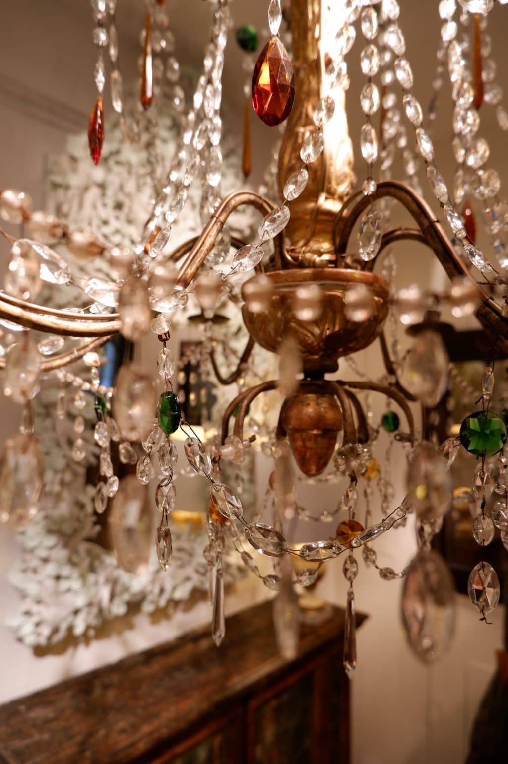 Grand chandelier Genois en bois doré sculpté et pampilles de verre multicolore ca.1880 – Image 9