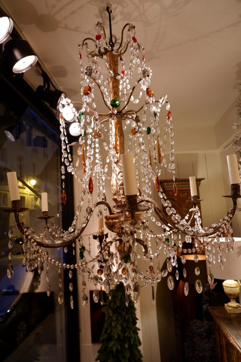 Grand chandelier Genois en bois doré sculpté et pampilles de verre multicolore ca.1880 – Image 10