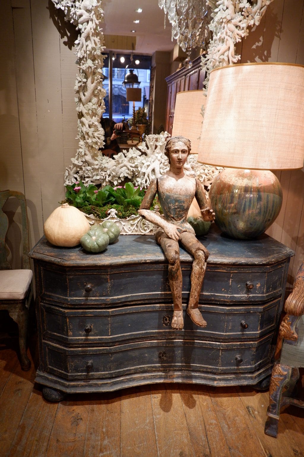 Grande commode à pans coupés  patine bleue Ca.1800
