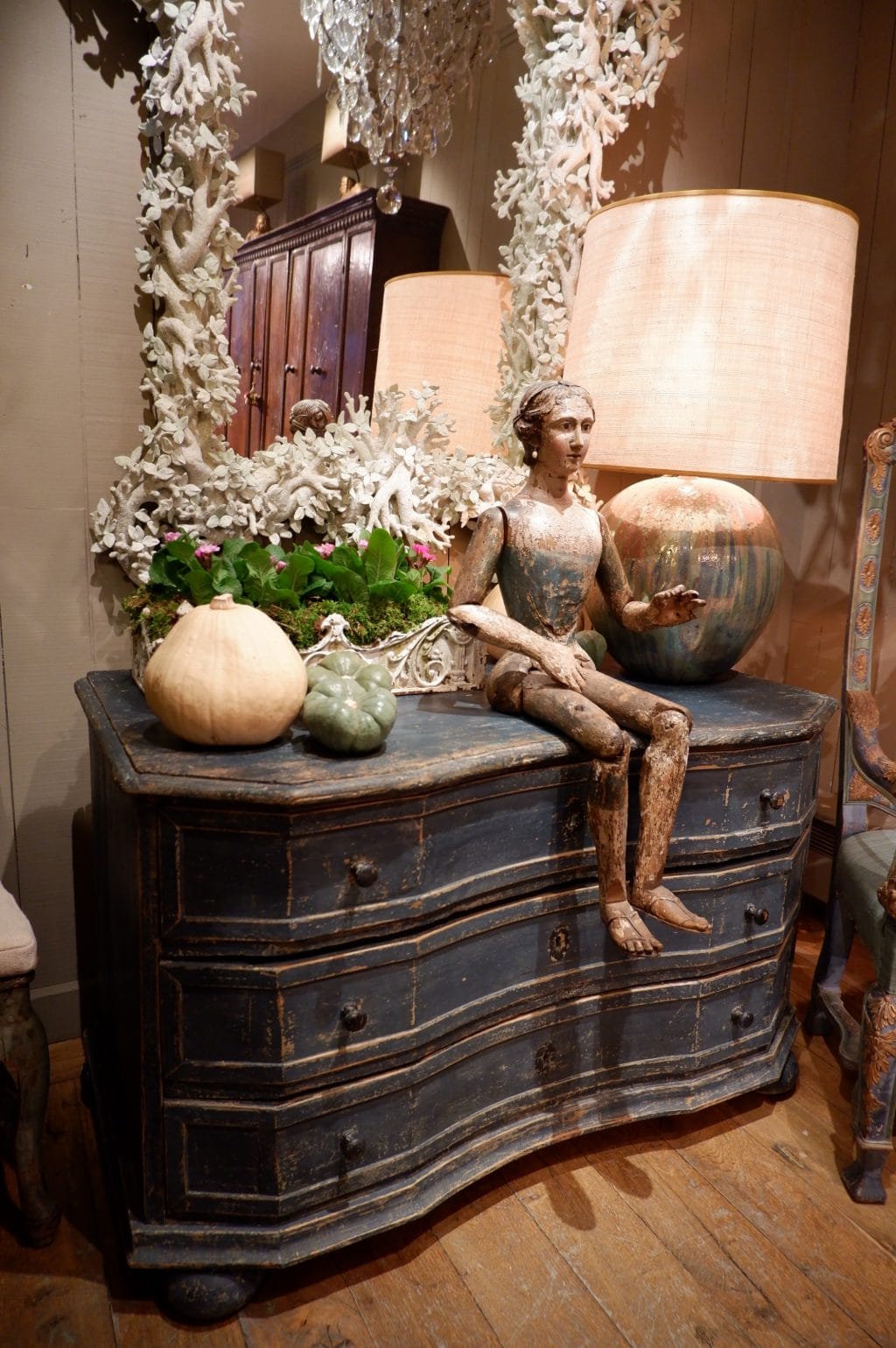 Grande commode à pans coupés  patine bleue Ca.1800 – Image 2