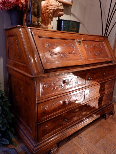 Scriban walnut desk ca.1800