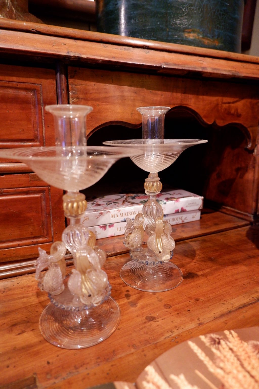 Paire de bougeoirs en verre de Murano ornés de dauphins - ca.1900 – Image 4