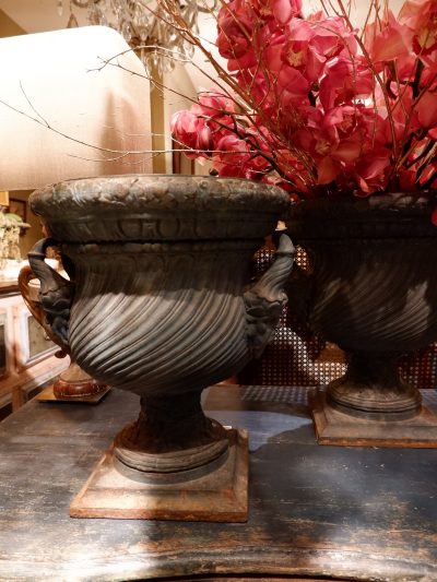 Paire de grands vases en fonte Bleu/vert anses tête à l’antique ca.1880
