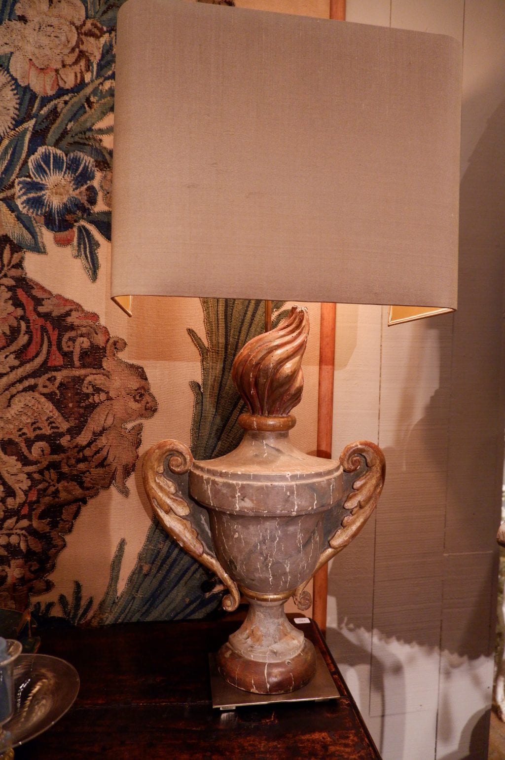 Paire de lampes "pots à feu gris" en bois sculpté + abat-jours écrans en soie mordorée