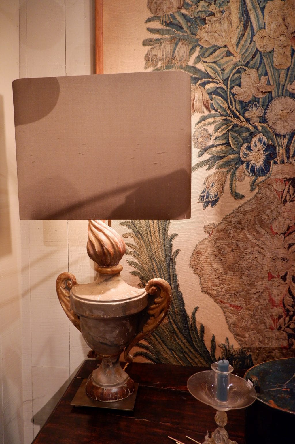 Paire de lampes "pots à feu gris" en bois sculpté + abat-jours écrans en soie mordorée – Image 3