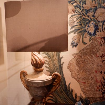 Paire de lampes “pots à feu gris” en bois sculpté + abat-jours écrans en soie mordorée