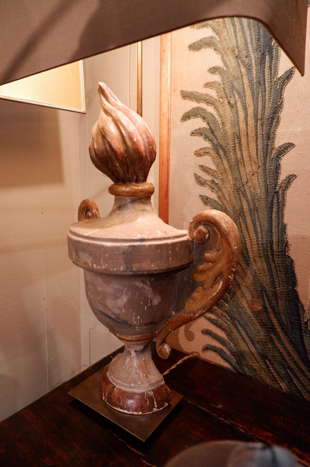 Paire de lampes "pots à feu gris" en bois sculpté + abat-jours écrans en soie mordorée – Image 5