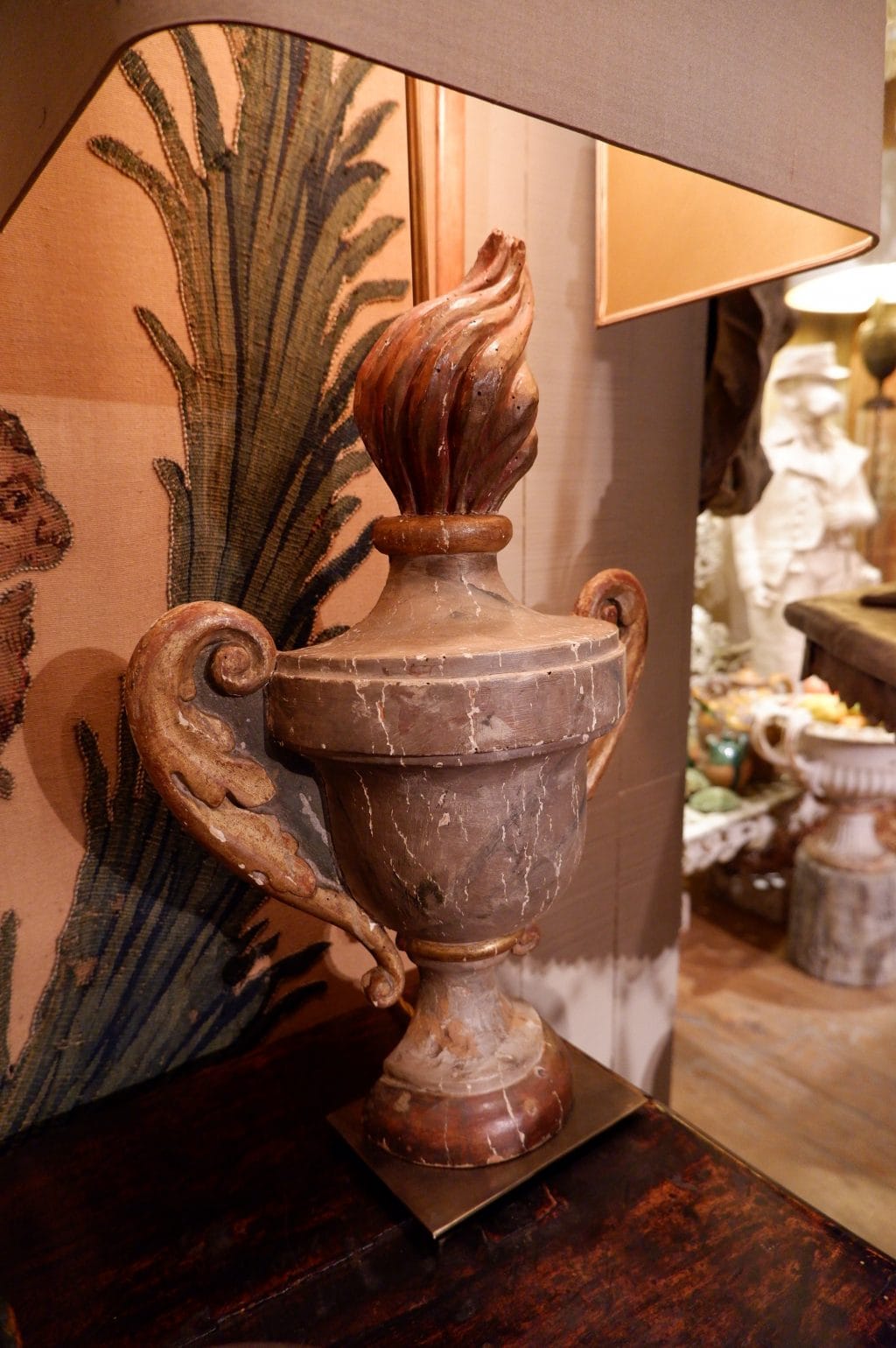 Paire de lampes "pots à feu gris" en bois sculpté + abat-jours écrans en soie mordorée – Image 4