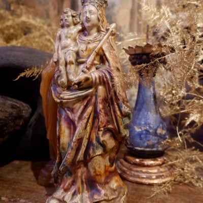 Statue de la Vierge à l’enfant en terre cuite émaillée – Normandie XVIIIe