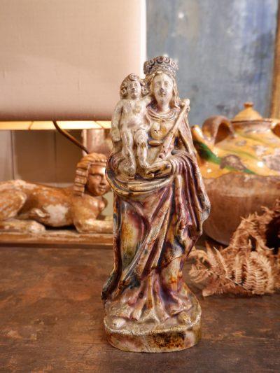 Statue de la Vierge à l’enfant en terre cuite émaillée – Normandie XVIIIe