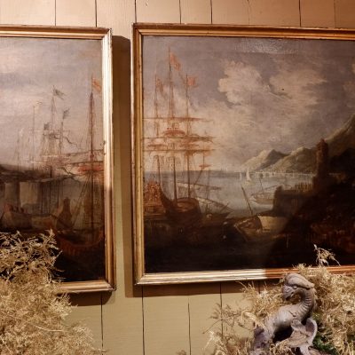 Paire d’huiles sur toiles figurant tableaux de marines d’époque XVIIIE