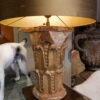 Une lampe chapiteau ancien en bois doré + abat-jour en soie mordorée – Image 3