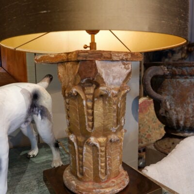 Une lampe chapiteau ancien en bois doré + abat-jour en soie mordorée